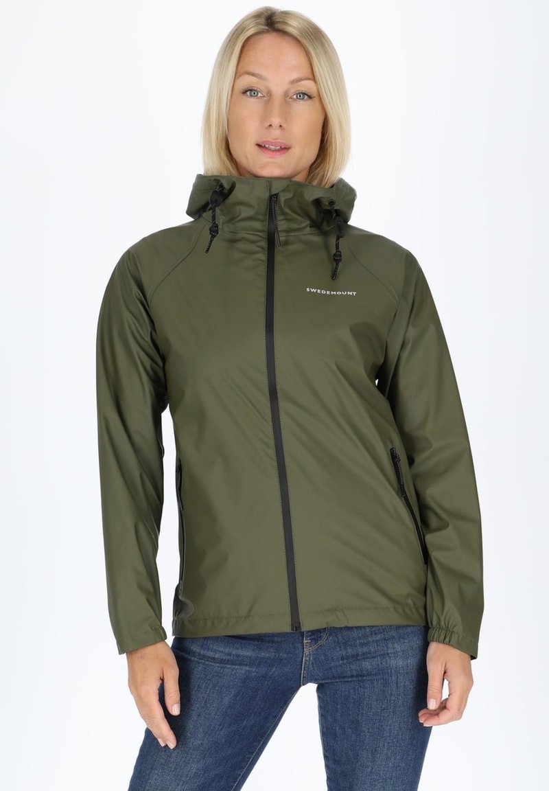 Giacca leggera verde oliva con zip frontale, cappuccio regolabile e due tasche laterali. Presenta una texture liscia e polsini elasticizzati.