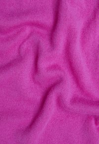 Tessuto a maglia fucsia con trama fine, caratterizzato da un aspetto morbido e liscio, drappeggiato per mostrare pieghe e ondulazioni delicate.