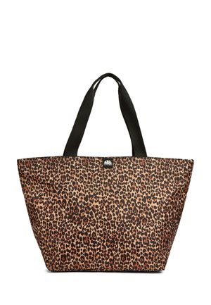 Grande borsa tote con fantasia leopardo marrone e nero e manici neri, con una piccola toppa con logo al centro superiore.