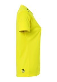 Korte mouwen, sportshirt in felgeel, gemaakt van glad synthetisch materiaal, met een klein zwart logo op de onderkant aan de linkerkant.