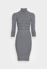 Robe grise en maille avec col roulé, texture côtelée, motif rayé sur le buste et boutons décoratifs sur les manches.