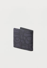 Tumed rahakott, millel on tekstureeritud disain abstraktsete prillide mustriga, valmistatud vastupidavast materjalist, näidates bi-fold kuju koos nähtava õmblusega.