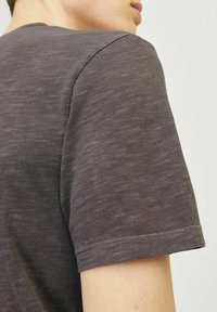 Jack & Jones ESPLIT NECK NOOS - Basic T-shirt - mulch