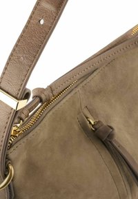 Borsa a mano in suede marrone con finitura testurizzata, dettagli in metallo dorato e compartimento con zip. Cintura regolabile attaccata.