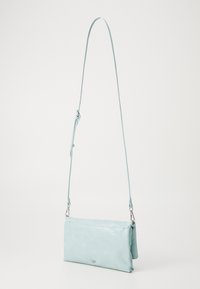 Borsa a tracolla in pelle blu chiaro con una texture liscia, forma rettangolare, tracolla regolabile e dettagli in hardware argentato.