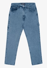 Vaqueros de mezclilla azul claro con un diseño de pierna recta, estilo de cinco bolsillos y una sutil marca en el costado. Textura suave, peso medio.