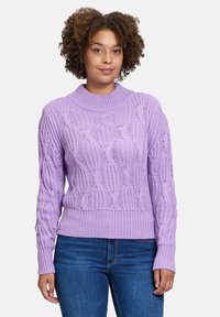 Lila kabelgestrickter Pullover mit einem gerippten Kragen und Saum. Verfügt über lange Ärmel und komplexe strukturierte Muster im gesamten Stoff.