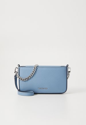 Borsa a tracolla in pelle blu chiaro con finitura testurizzata, tracolla in catena argentata e dettaglio del logo sulla parte anteriore. Forma rettangolare.