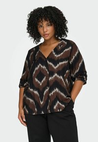 Smeđa i crna košulja s gumbima s geometrijskim uzorkom, V-izrez, rukavi do tri četvrtine i opušteni kroj, s teksturiranom tkaninom.