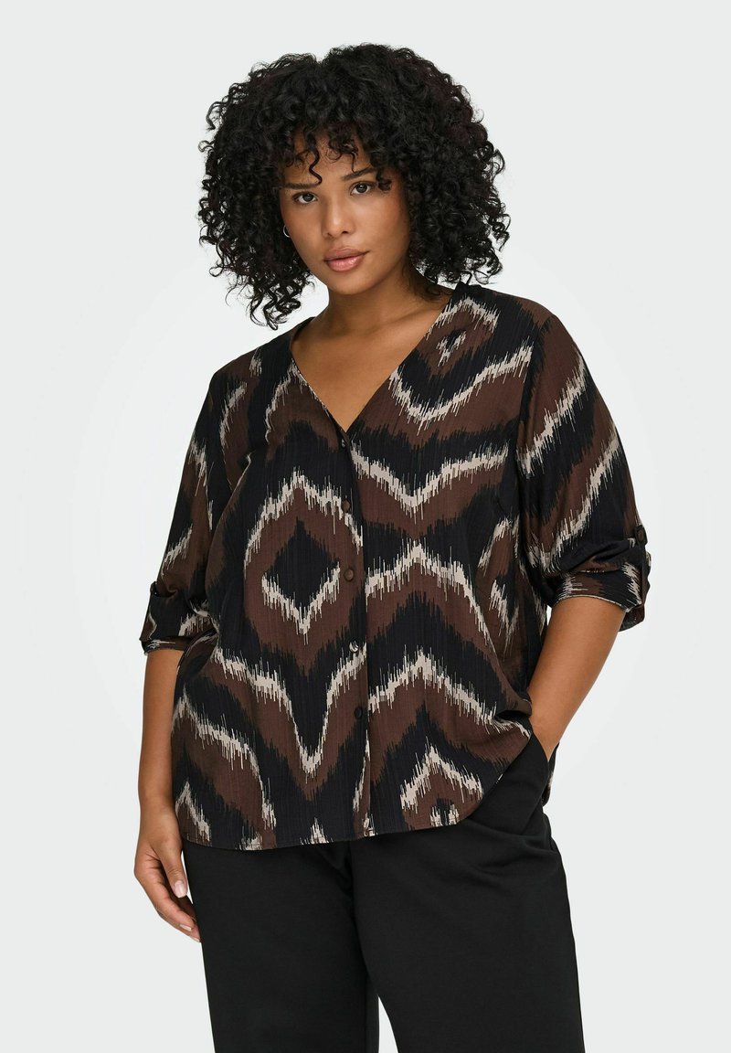 Smeđa i crna košulja s gumbima s geometrijskim uzorkom, V-izrez, rukavi do tri četvrtine i opušteni kroj, s teksturiranom tkaninom.
