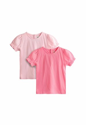 Dve dievčenské tričká s krátkym rukávom v svetloružovej a jasnoružovej farbe s nafúknutými rukávmi a okrúhlym výstrihom, položené na bielom pozadí.