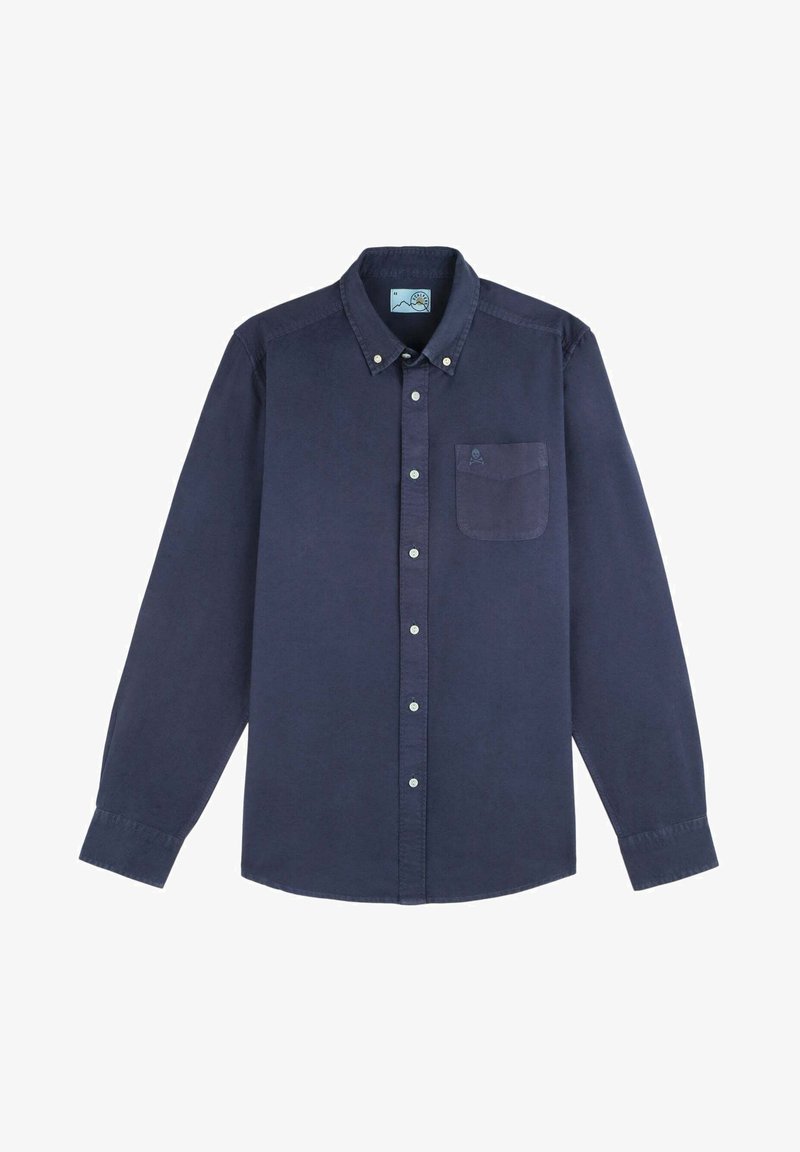 Chemise bleu marine à manches longues avec boutons, poche avant et col boutonné, présentée à plat sur un fond blanc.