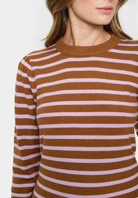 Braun-lilafarben gestreifter Pullover mit rundem Halsausschnitt, langen Ärmeln und weicher Textur. Hat abwechselnd dicke und dünne Streifen.