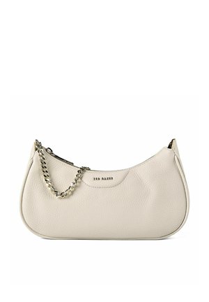 Piccola borsa a mano in pelle color crema con tracolla a catena argentata e zip, con il nome del marchio Ted Baker sul davanti.