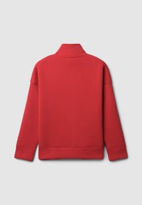 Felpa rossa con colletto alto, spalle scese e maniche lunghe. Texture liscia con una vestibilità rilassata. Nessun motivo o accessorio visibile.