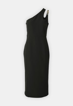 Czarna sukienka na jedno ramię z dopasowanym krojem, bocznym zamkiem błyskawicznym i metalicznym akcentem na ramieniu. Gładka tekstura, do kolan.