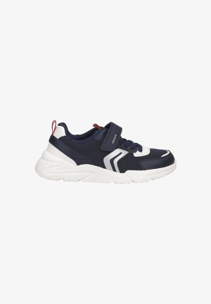 Baskets de sport en maille marine avec des accents blancs, un col rembourré, une fermeture par sangle, une semelle texturée et une languette rouge au talon.
