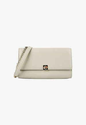 Kleine beige leren schoudertas met klepsluiting, goudkleurige vierkante sluiting en leren kettingriem met metalen schakels.