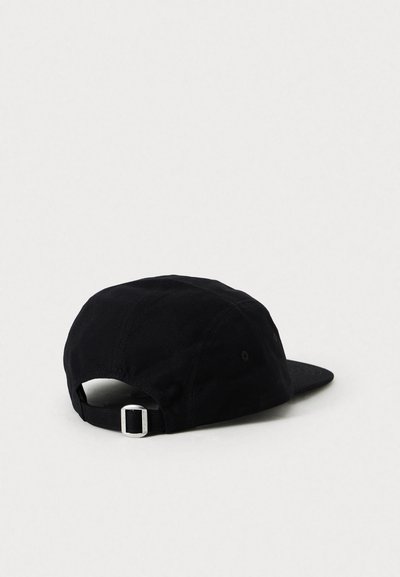 Gorra de algodón negra con visera plana, banda ajustable en la parte trasera y detalles de costura visibles; diseño simple y sin adornos.