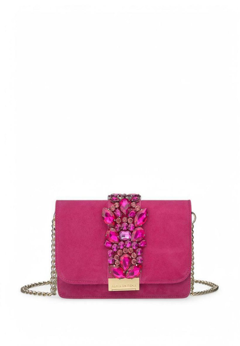 Bolso de mano de ante rosa con un adorno joya en el frente y una cadena como asa. Textura suave con acentos brillantes.