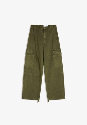 Olivgrüne Cargohose mit weitem Bein, vorderen Klappentaschen, Gürtelschlaufen, Knopfverschluss und verstellbaren Kordeln am Saum.