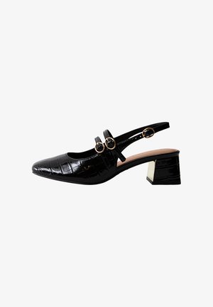 Svart patenterat läder slingback-sko med spetsig tå, försett med två guldtonade cirkulära spännen och en blockklack. Krokodiltextur-accenter.