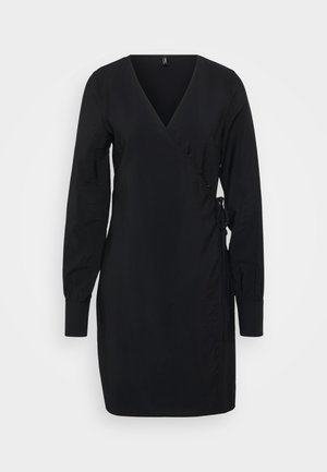 Robe noire portefeuille avec un décolleté en V, des manches longues et une ceinture ajustée à la taille. Fabriquée en tissu lisse avec un léger éclat, présentant des détails minimalistes.