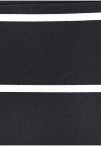 Schwarzer Stoff mit einer glatten Textur, der einen horizontalen weißen Streifen aufweist. Das Material wirkt robust mit einem leichten Glanz.