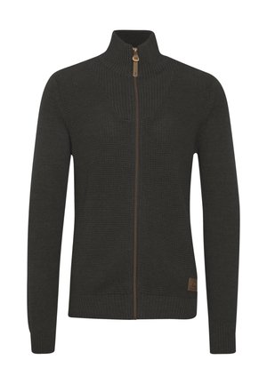 Mørkegrønn zip-up genser med strukturert strikkemønster, høy krage og brune glidelåsdetaljer. Har ribbede mansjetter og nederdel.