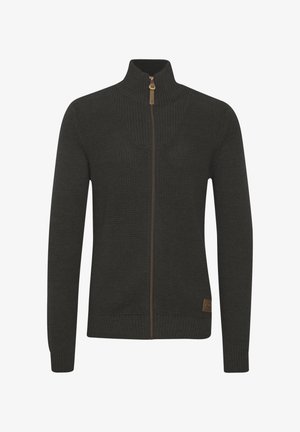 Sötétzöld cipzáros pulóver textúrált kötött mintával, magas gallérral és barna cipzár részlettel. Rugalmas mandzsettákkal és hem-el rendelkezik.