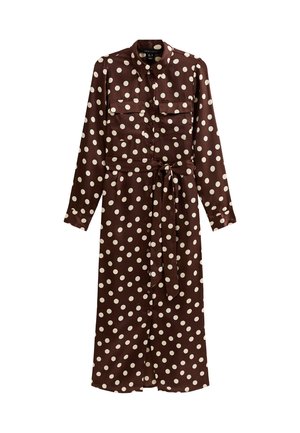Bruine, lange jurk met lange mouwen en witte stippen, twee voorzakken, een knoopsluiting en een strikriem in de taille. Glad stoftextuur.