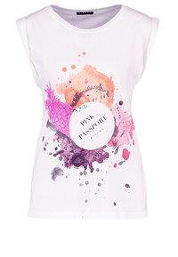 Biała koszulka z krótkim rękawem z kolorowym akwarelowym wzorem przedstawiającym różowego ananasa oraz napisem „PINK PASSPORT” w okrągłej grafice.