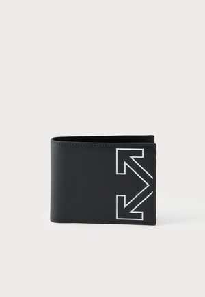 Cartera negra plegable con diseño de doble flecha delineada en blanco en la parte delantera, colocada sobre un fondo claro y liso.