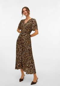 Abito con stampa leopardata, scollo a V, maniche corte e vita cinchata. Realizzato in tessuto leggero, presenta una gonna fluida e una texture morbida.