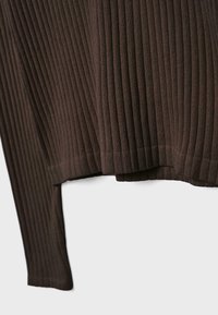 Brązowy sweter prążkowany z długimi rękawami, wykonany z teksturowanej tkaniny, z lekko dłuższym tylnym dołem dla luźniejszego dopasowania.