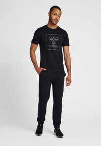 Hummel HMLISAM 2 0 - Camiseta estampada - black