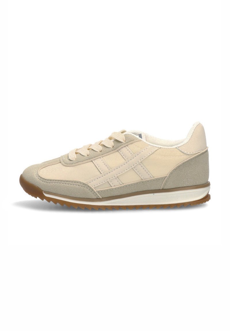 Zapatilla deportiva beige con parte superior de ante y sintético, que presenta tres franjas laterales, una suela texturizada y un interior acolchado.