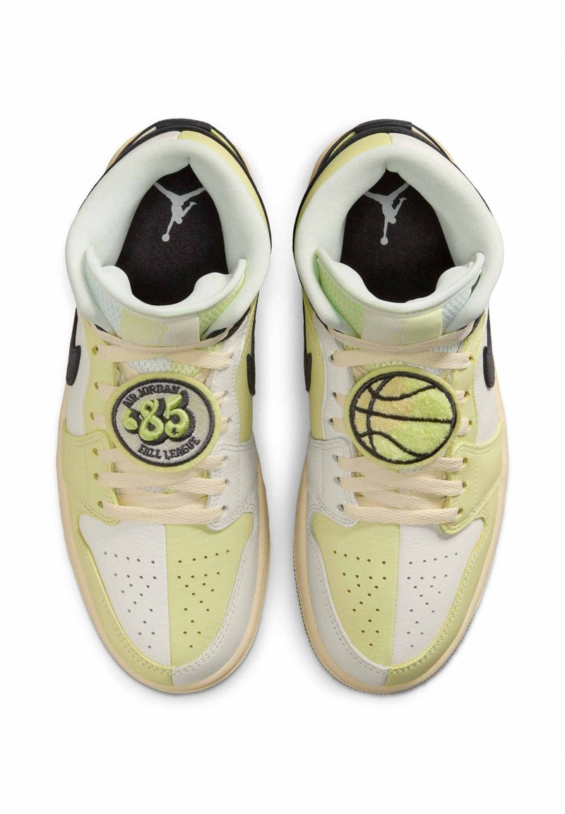 Zapatillas altas en cuero amarillo y blanco roto con acentos en negro. Detalles destacados: parches bordados, puntera perforada y cordones planos.