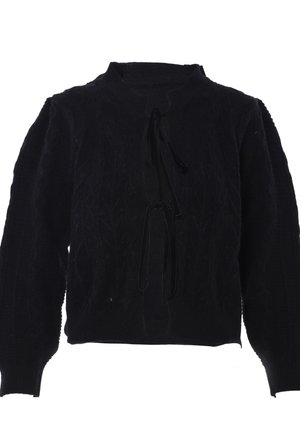 Pulover negru tricotat cu un guler înalt, mâneci lungi și detaliu legat în față. Manșetele și tivul ribbate adaugă textură.