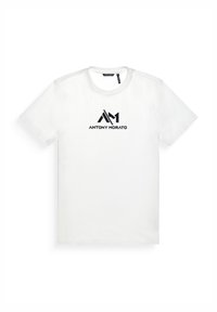 Camiseta blanca de manga corta hecha de algodón, con un diseño de logo en negro en el pecho. Incluye un escote redondo y un ajuste estándar.