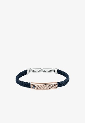Marineblaues geflochtenes Lederarmband mit roségoldener, strukturierter Metallplatte und silbernen Verschlussgliedern.