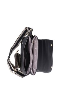 Borsa a tracolla nera con più scomparti, fodera interna grigia con motivo, pochette frontale staccabile e tracolla larga regolabile bianca e nera.