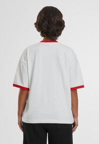 PROHIBITED T-shirts med print - white