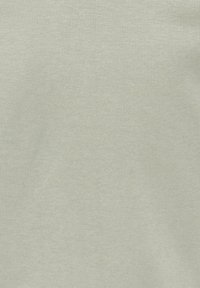 Tissu gris clair texturé avec un motif tissé fin, présentant des variations subtiles de teinte et de tissage.