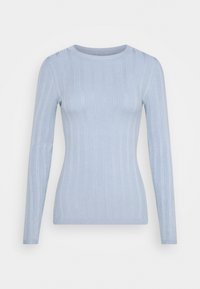 Pull en maille côtelée bleu clair à manches longues et col rond, présenté sur fond blanc.