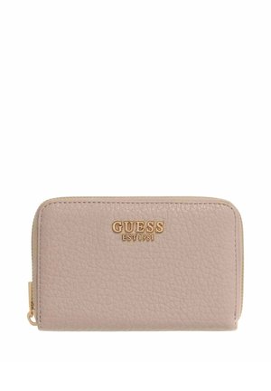 Portefeuille zippé en cuir texturé rose clair avec logo doré "GUESS EST 1981" sur le devant.