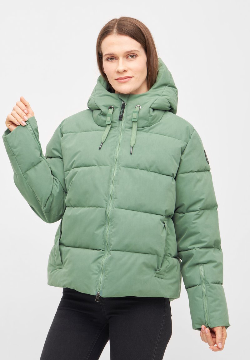 Grüne gepolsterte Jacke mit Kapuze, mit Reißverschluss vorne, seitlichen Taschen und verstellbaren Kordelzügen. Glatte Textur und boxy Schnitt.