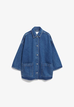 Veste en denim bleu moyen, avec un col pointu, fermeture à boutons, deux grandes poches, manches larges et surpiqûres contrastées sur les coutures.