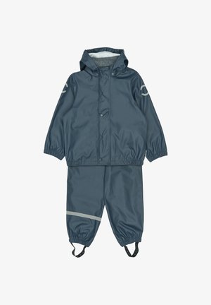 Sötétkék vízálló gyerek esőruha, rugalmas mandzsettákkal, kapucnival, patentos záródással és fényvisszaverő csíkokkal a nadrágon.