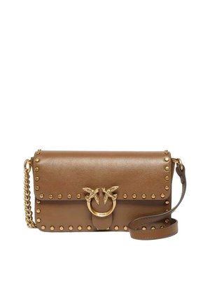 Bolso de hombro de cuero marrón con detalles de tachuelas doradas y un cierre dorado con dos pájaros enfrentados en una correa de cadena.